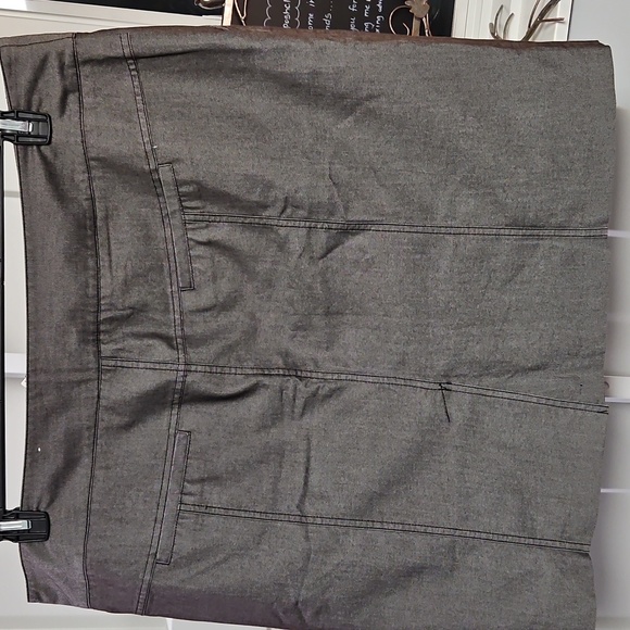 Elegant Gray Skirt - Picture 3 of 3